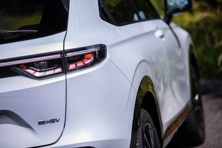 2モーター式ハイブリッドシステム「e：HEV」を搭載する「ヴェゼルe：HEV PLaY」。「フィット」で採用されている同システムをベースに、バッテリー容量のアップや1.5リッターエンジンの出力向上など、SUVボディーに合わせた最適化が行われている。