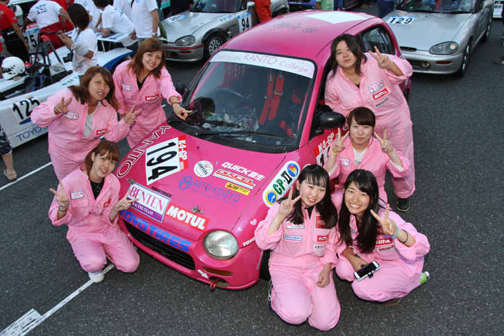 ピンクの「ダイハツ・オプティ」を駆った、関東工業自動車大学校のオール女子、オール初心者のチーム“弁天娘”。総合117位、GP2クラス59位で無事完走（159ラップ）した。マイペースながら、周囲の邪魔にならないよう走る姿は好感が持てた。