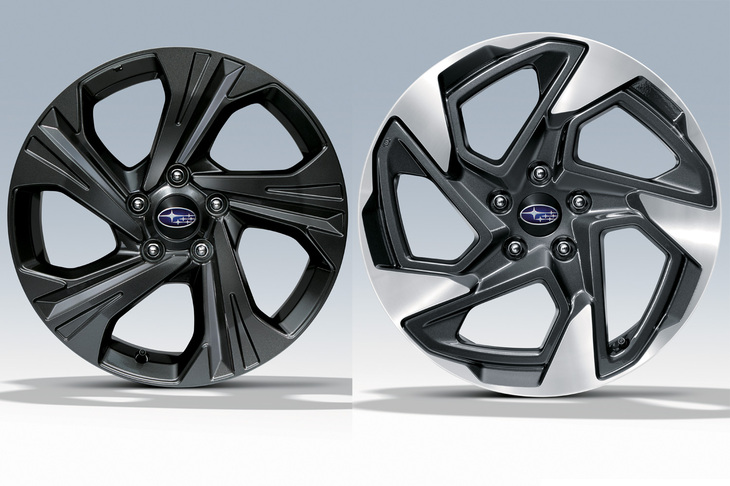 ホイールサイズは「ツーリング」（左）が17インチなのに対し、「リミテッド」は18インチ。デザインも、前者はダークメタリックのモノトーンだが、後者はそこに切削光輝加工を施したツートンとなっている。