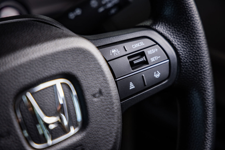 ステアリングホイールは新デザインの2本スポークタイプ。右側スポーク部にアダプティブクルーズコントロールの操作スイッチが集中配置される。