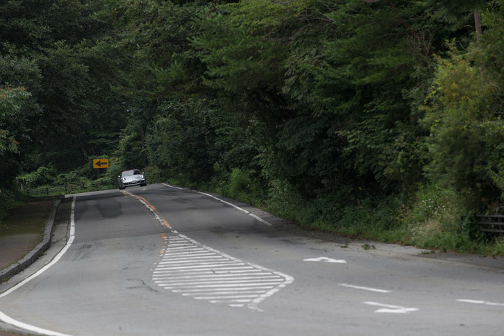 八ヶ岳のワインディングロードを走る「911タルガ4 GTS」。試乗車には装備されていなかったが、ロールをアクティブ制御する「PDCC」や、後輪操舵機構のリアアクスルステアリングなどもオプションで用意されている。