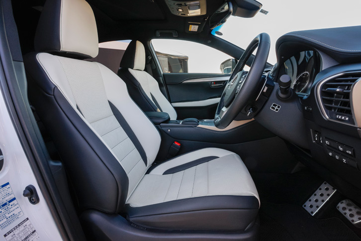 「NX300“Fスポーツ”」のインテリア。写真のカラーは“Ｆスポーツ