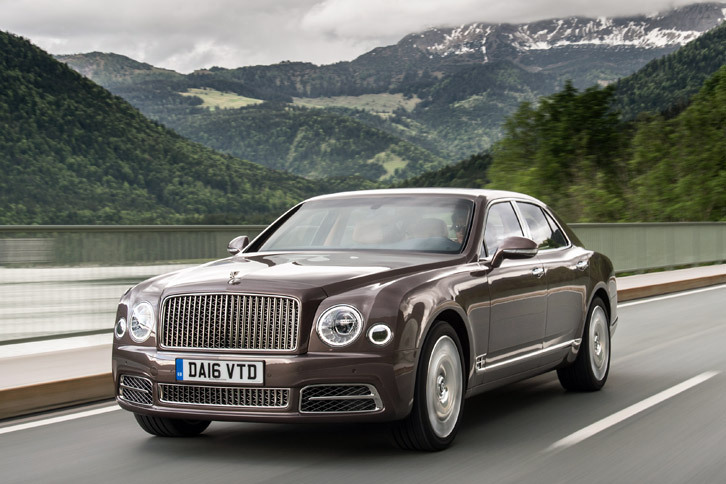 南ドイツのアルプス山麓を行く「ミュルザンヌ」のテスト車。「アラビカ」と呼ばれるボディーカラーが用いられていた。