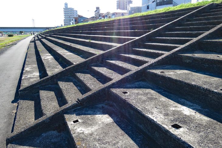 往年の姿を保つコンクリート製の観客席。戦前に建設されたサーキットの観客席がそのまま残っているというのは、世界的にみても希有（けう）な例だという。