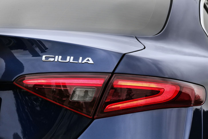 トランクリッドに控えめに記された「GIULIA」の文字。リアコンビネーションランプはLED式。