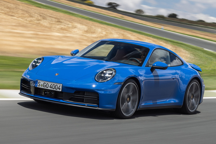 ハイブリッド車の設定で話題を集めている「911」のマイナーチェンジモデル。フロント／リアを中心にデザインが変更されたが、丸型のヘッドランプは守られている。