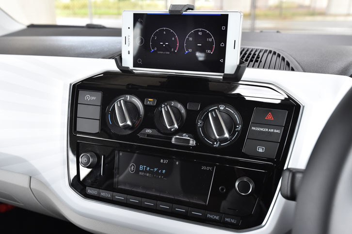 センターコンソールの下方には、5インチカラーディスプレイを用いる純正インフォテインメントシステム「Composition Phone」が備わる。