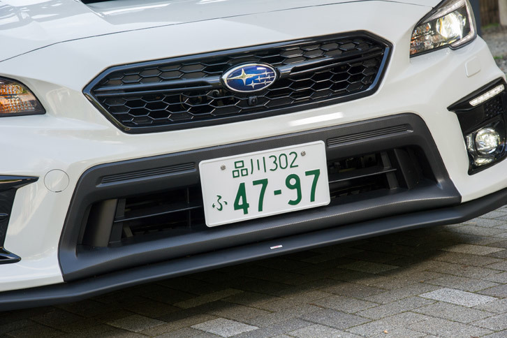 今回の改良で大幅に意匠が変更されたフロントバンパー。開口部の大きさが強調された台形のロワグリルと、アッパーグリルに追加された横バーが目を引く。