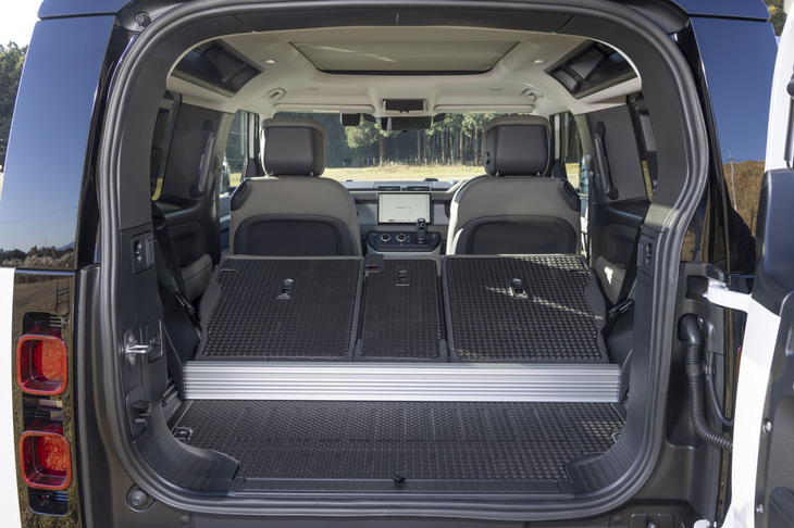 2024年モデルでは後席を倒したときに床面とのギャップを埋める（＝フラットになる）「フラットロードスペースフロアトレイ」が標準装備とのことだったが、供給が遅れているそうだ。