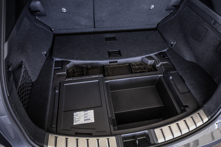 NX450h＋“バージョンL”（荷室床面のサブトランク）