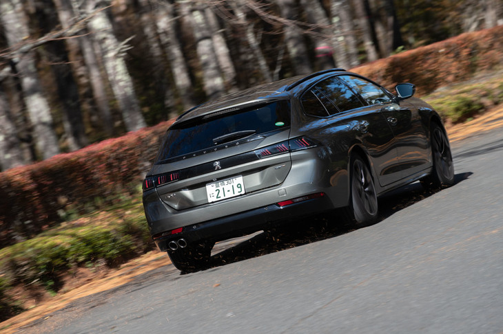 ボディーカラーは全7色。テスト車に用いられていた有償色の「アマゾナイト・グレー」は、今回が初採用の新色で、かつ「508SW」のみの専用色である。