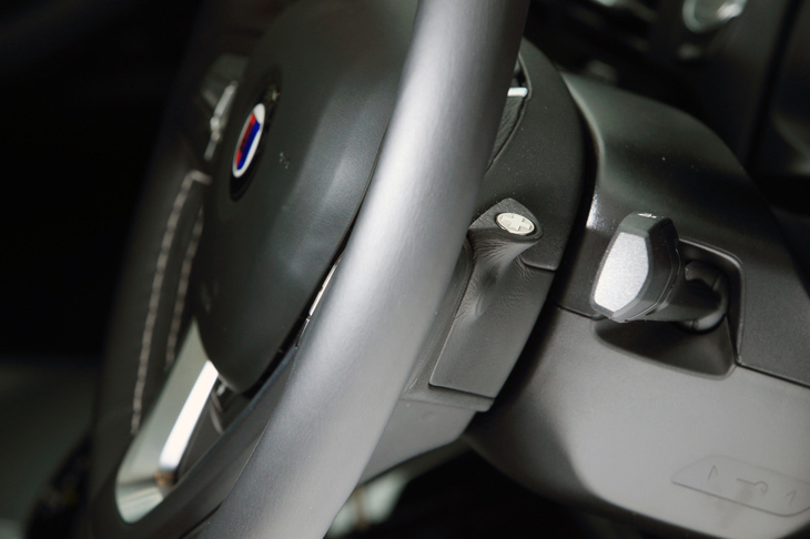 オプションで用意されるラヴァリナレザーのステアリングホイール。スポークの裏側には、手動変速に用いる「スウィッチトロニック」の小さなボタンが備わる。