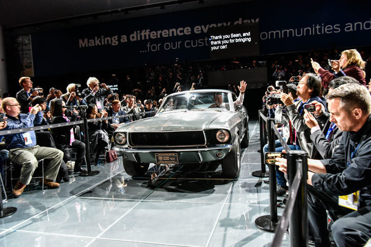 北米国際自動車ショーのプレビューイベントにて、ステージへと向かう1968年型「フォード・マスタング」。映画『ブリット』の劇中車だ。
