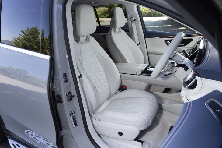 シートはもちろんのこと、シートレールやフロアカーペットまで、すべて「ネバグレー」でコーディネート。カタログを見ると黒内装でも同じように徹底されていることが分かる。