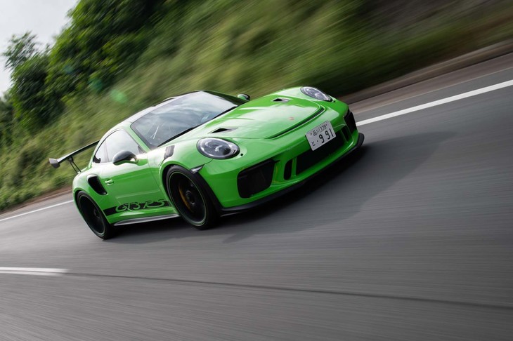 動力性能については、0-100km/h加速のタイムが3.2秒、最高速が312km/hと公表されている。