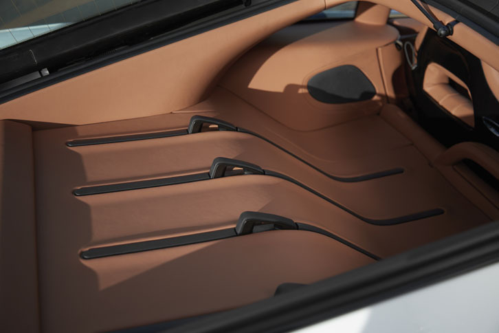 シート後方に設けられた「ツーリングデッキ」の容量は220リッター。フロントフード下のラゲッジスペースと合わせると370リッターになる。