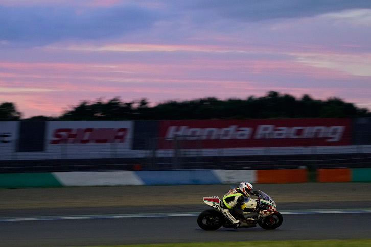 夜間走行は美しいのだが、コースが暗くなっていくため「初心者は遠慮してください」とのお達しが……。ヘッドライト点灯、反射材の着用が厳しく義務付けられた。
	 