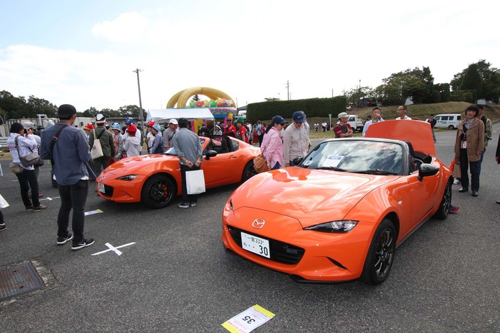 ND型「30周年記念限定車」。ソフトトップとRFの両方がそろった。国内では、先に受注の始まった110台限定のソフトトップに購入希望者が殺到。急きょ、RFの販売台数が40台から139台に拡大されることに……。とはいえ、限定3000台の上限に変更はなかったというから、これはマツダが日本のファンの思いに必死で応えた結果だといえる。