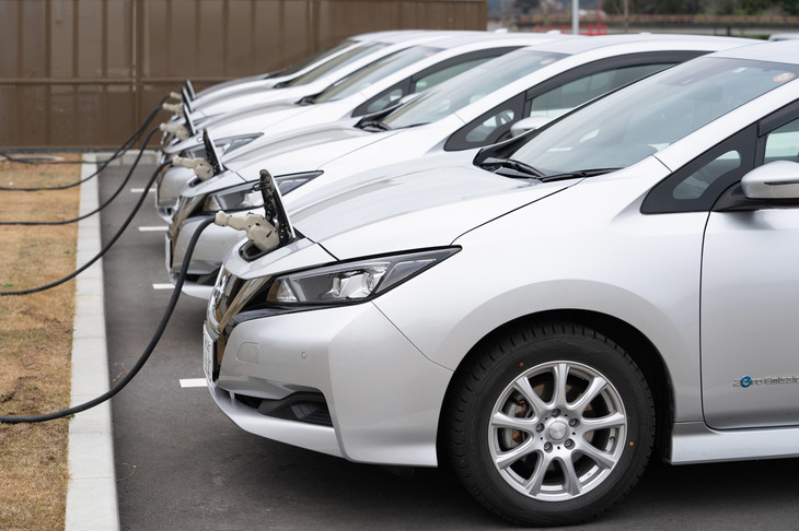 EVの充放電制御については、5台のEVのバッテリー残量や使用パターン（走行距離、出発時刻など）をもとに、充放電を行う優先車両を決定。「道の駅なみえ」の電力使用状況に応じて、必要なタイミングでの充放電を可能にする。