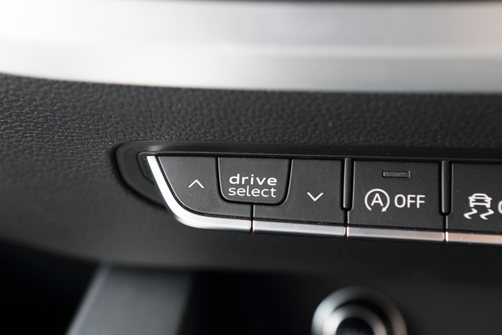 走行モード切り替え機構「アウディドライビングセレクト」の操作スイッチ。