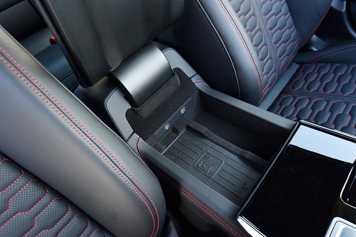 前席アームレスト下の小物入れには、スマートフォンのワイヤレス充電機能が備わる。