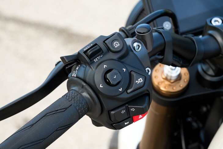 操作性の向上も図っており、ハンドルスイッチは「MT-09」や「XSR900 GP」にも使われる最新のものにアップデート。クラッチレバーにはアジャスター機構が追加された。