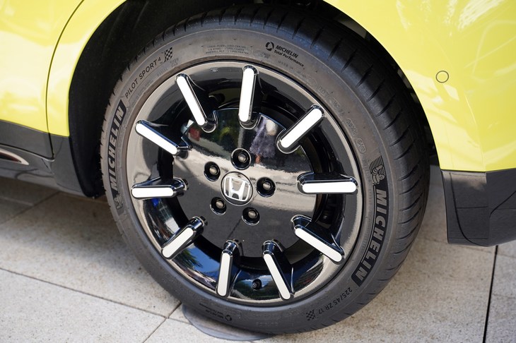試乗した「アドバンス」グレードでは17インチのタイヤ＆ホイールが標準装備となる。タイヤはミシュランの「パイロットスポーツ4」だ。