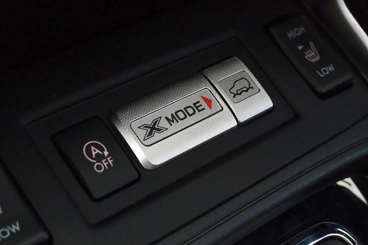 「フォレスター」には、悪路におけるトラクションの伝達能力を高める電子制御システム「X-MODE」が備わる。写真は、センターコンソールにあるシステムのオン／オフスイッチ。「X-MODE」の機械的構造は、フォレスターと「レガシィアウトバック」で共通となっている。