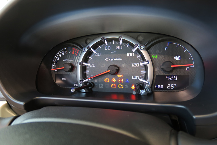 赤色の針やシルバーのリングが目を引く専用自発光式3眼メーター。