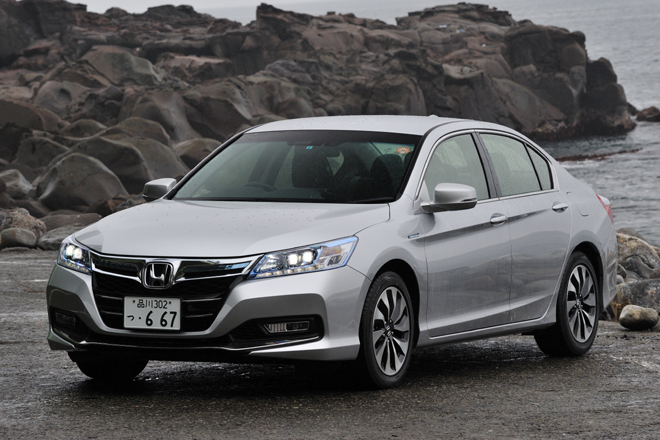 ホンダ・アコードハイブリッドLX
    ボディーサイズ：全長×全幅×全高＝4915×1850×1465mm／ホイールベース：2775mm／車重：1620kg／駆動方式：FF／エンジン：2リッター直4 DOHC 16バルブ／モーター：交流同期電動機／エンジン最高出力：143ps/6200rpm／エンジン最大トルク：16.8kgm/3500-6000rpm／モーター最高出力：169ps/3857-8000rpm／モーター最大トルク：31.3kgm/0-3857rpm／タイヤ：（前）225/50R17 （後）225/50R17／価格：365万円