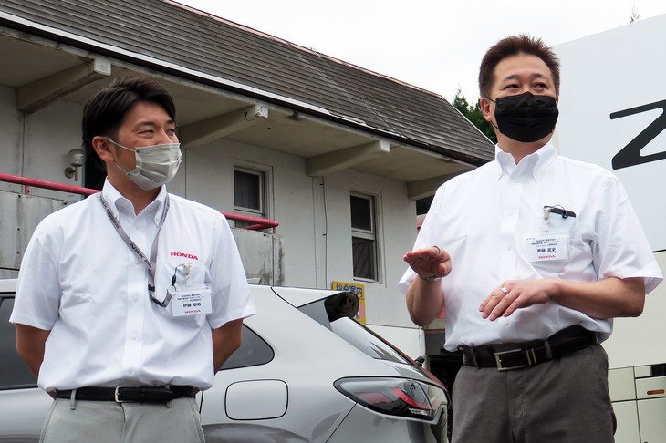 「ZR-V」開発のエピソードを語る斉藤さん。同じCセグメントモデルである「シビック」の開発陣とは、ノウハウを共有しつつ作業を進めていったという。