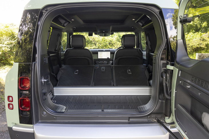 「ディフェンダー90」の荷室容量はリアシート使用時が397リッター、リアシートの背もたれをすべて前方に倒すと1563リッターに拡大できる。床面、リアシート背もたれの裏面ともハードなプラスチックでカバーされており、アウトドアギアを遠慮なく積めそうだ。