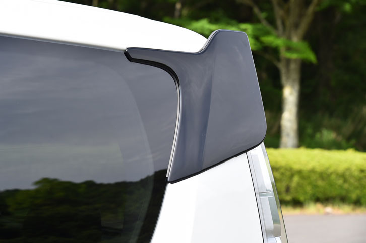 リアの側面上部には、フィン形状の空力パーツが装着される。