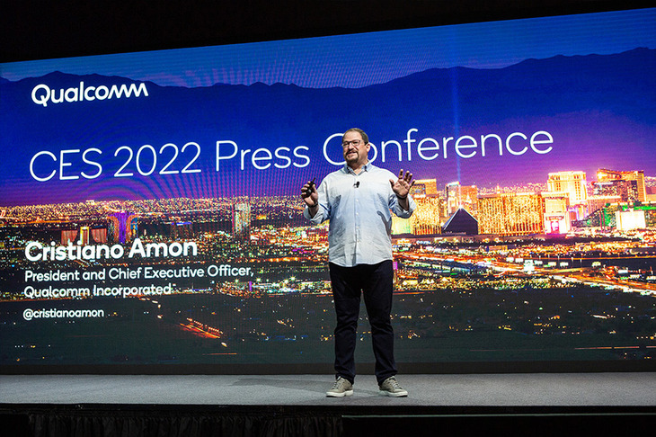 「CES 2022」におけるクアルコムのプレスカンファレンスより、自社の戦略を説明するクリスティアーノ・アモンCEO。