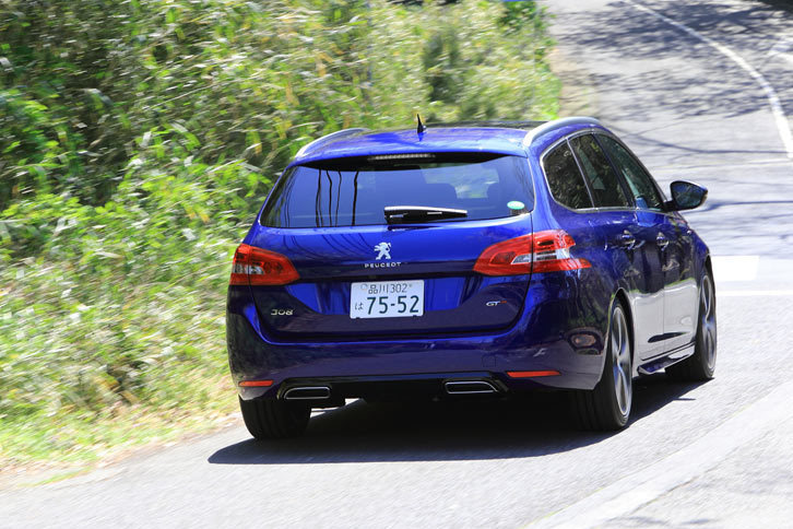 「GT BlueHDi」で選択可能なボディーカラーは全6色。テスト車には有償色の「マグネティック・ブルー」が採用されていた。