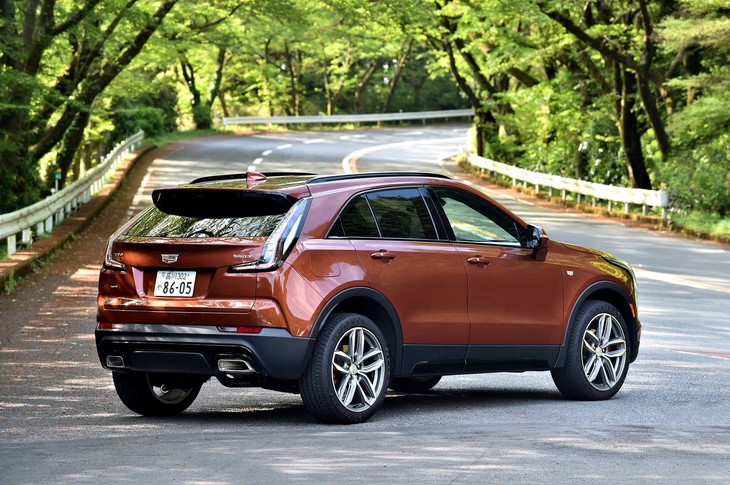 【キャデラックXT4スポーツのスペック】
	ボディーサイズ：全長×全幅×全高＝4605×1875×1625mm／ホイールベース：2775mm／車重：1760kg／駆動方式：4WD／エンジン：2リッター直4 DOHC 16バルブ ターボ／トランスミッション：9段AT／最高出力：230PS（169kW）/5000rpm／最大トルク：350N・m（35.6kgf・m）/1500-4000rpm／タイヤ：（前）245/45R20 99V／（後）245/45R20 99V（コンチネンタル・プレミアムコンタクト6）／燃費＝--km/リッター／価格：640万円
	
	【取材時の燃費データ】
	テスト距離：245.3km（市街地1：高速道路7：山岳路2）／使用燃料：23.8リッター（ハイオクガソリン）／参考燃費：10.3km/リッター（満タン法）／10.3km/リッター（車載燃費計計測値）