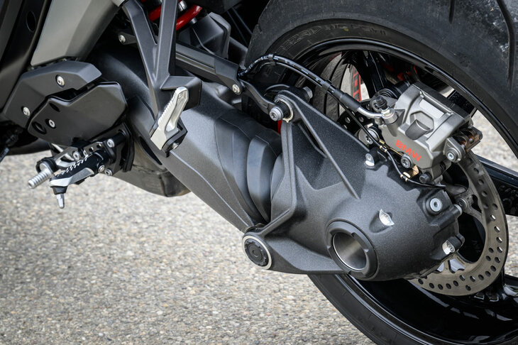 リアタイヤは片持ちのスイングアームで支持。ボクサーツインエンジンとシャフトドライブの組み合わせは、BMW Rシリーズの伝統だ。