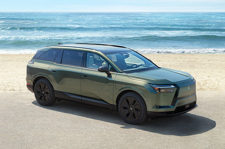 レクサス初となるフル電動の3列シートSUV「TZ」。0-100km/h加速5.4秒という優れた動力性能と、WLTCモードで620kmという足の長さが自慢である。