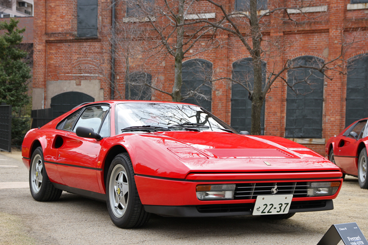 新車以来のワンオーナーでフルオリジナル、走行1万km未満という1989年「フェラーリ328GTB」。レンズ類などにも経年劣化がほとんど見られず、新品と見まごうほどだった。