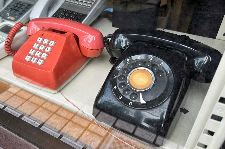 「600型電話機」（写真向かって右）。2023年11月、東京都内のビジネス電話設置会社で。