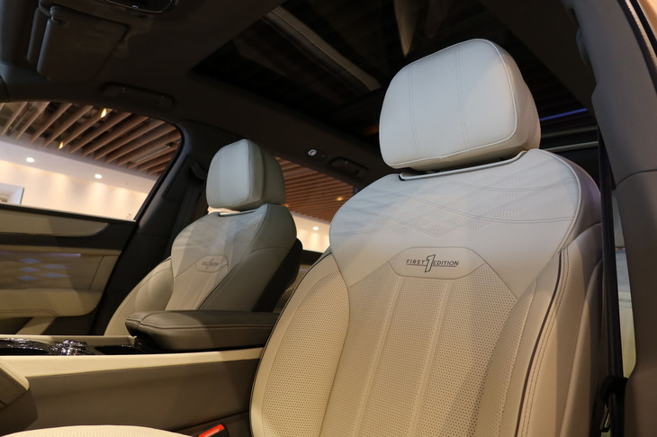 ベントレー・ベンテイガEWBアズール ファーストエディション（助手席および運転席）