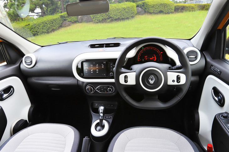 インテリアでは、センターコンソールの収納が脱着式のボックスから固定式のポケットに変更された。