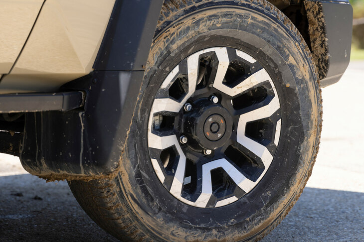 ドライブトレインには「デュアルモードオートマチックロッキングハブ」を採用。マニュアル操作で前輪のハブをアスクルから切り離せば、2WD走行時における前軸用のドライブシャフト、ディファレンシャルギア、プロペラシャフトの回転抵抗が解消され、よりスムーズで効率のよい走りが可能となる。