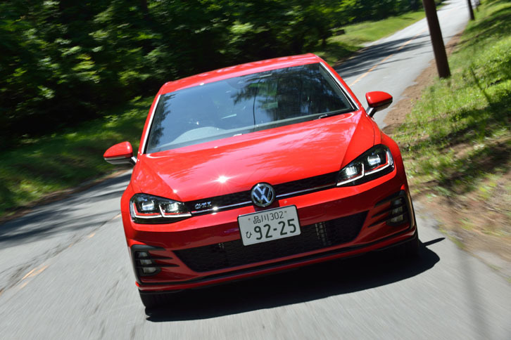 「ゴルフGTI」のAT車には、クルーズコントロールとレーンキープアシストを組み合わせた渋滞時追従システムや、歩行者検知機能付きの自動ブレーキシステムが備わる。