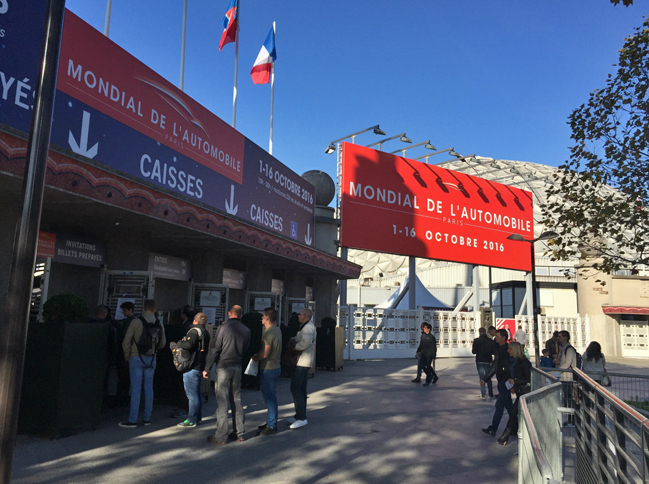10月2日月曜日午前。パリモーターショー会場ゲートにて。前売り券がなくてもすぐ入れる感じ。「世界5大モーターショーで最多入場者数」の座を、今回も維持できるか。