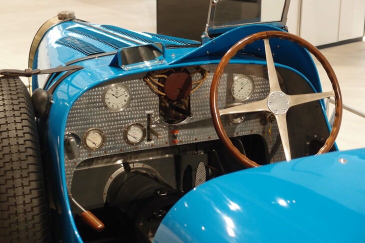 「ブガッティ・タイプ35B」（1926年）のコックピット。