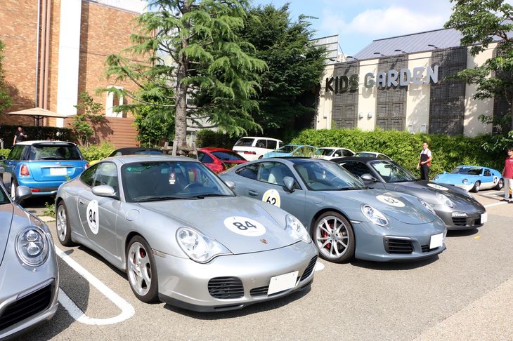 参加車両は、やはり現行型となる「991」が最も多く、次いで先代の「997」と続く。意外にも、いまだ街中で見かけることも多い初の水冷モデルである「996」や、ラスト空冷モデルの「993」などはさほど多くなかった。