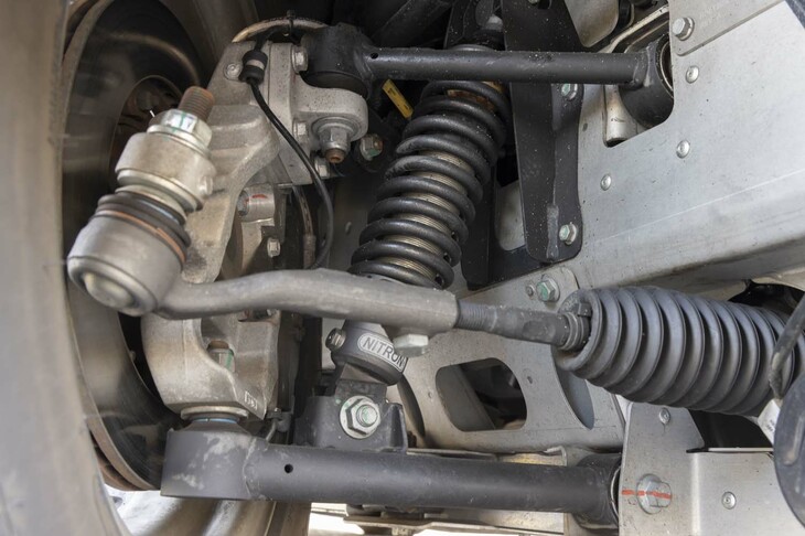 サスペンションは前後ともにダブルウイッシュボーン式。オプションの「ダイナミックハンドリングパック」を選択すると、英ナイトロンと共同開発したシングルウェイのダンピング調整機能および車高調整機構付きのショックアブソーバーと、パフォーマンススプリング、リアアンチロールバーが装備される。
