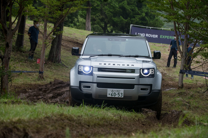 全長、ホイールベースともに「110」より435mm小さい「90」。短いボディーはオンロードでの取りまわしのしやすさに加え、悪路走破性の向上にも寄与している。