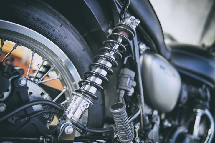 リアサスペンションは、コンベンショナルなツインショックが採用されている。スプリングのプリロードのみ工具を使って変更可能。